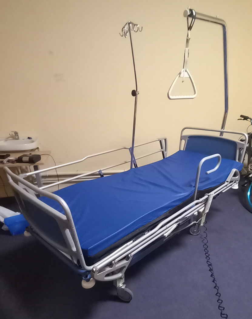 image Funkcionāla gulta 80x215 cm izmēra ar matraci (ar  intravenozo sistēmu statīvu)